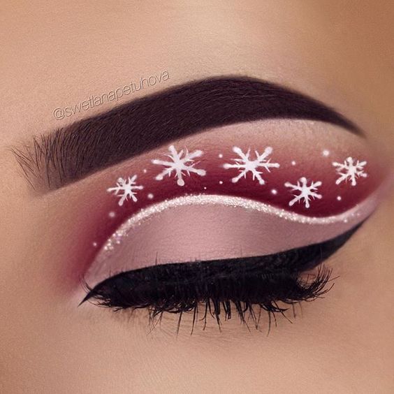 31 Stunning Christmas Makeup Looks You’ll Love; Christmas makeup ideas; Christmas makeup looks; Christmas Eye makeup; Glitter Christmas makeup ideas.